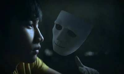 ֢